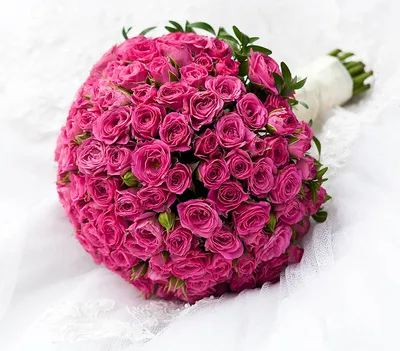 Загадочная красота - Свадебный букет из маленьких роз на фото