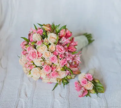 Букет мини-роз на свадьбу - Деликатное украшение на фото