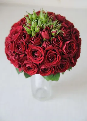 Букет мини-роз для свадьбы - Утонченное украшение на фото
