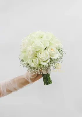 Восхитительный свадебный букет из маленьких роз на фото