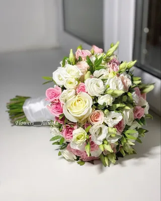 Свадебный букет из маленьких роз - Изысканный выбор невесты на фото