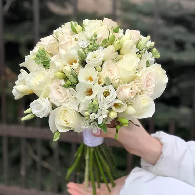 Великолепный свадебный букет из маленьких роз на фото