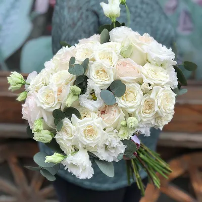 Маленькие розы в свадебном букете - Изящество на изображении