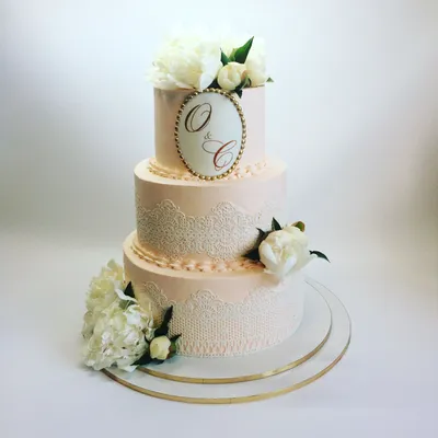 Свадебный торт с пионами  фото