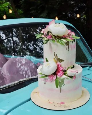 Фотография свадебного торта с пионами в разных размерах
