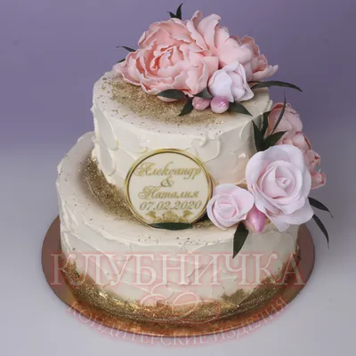 Свадебный торт с пионами на картинке