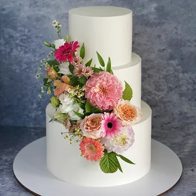 Фотка свадебного торта с пионами в высоком разрешении