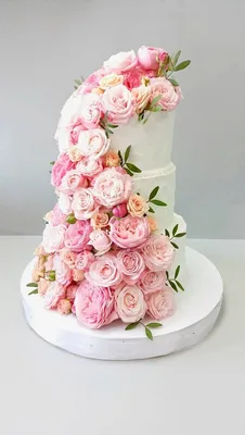 Изображение свадебного торта с пионами в формате jpg