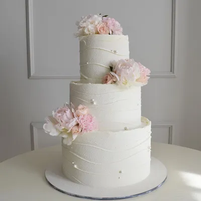 Свадебный торт с пионами на качественной фотографии
