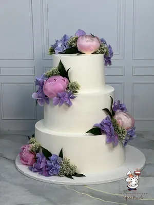 Фото свадебного торта с пионами для декорации
