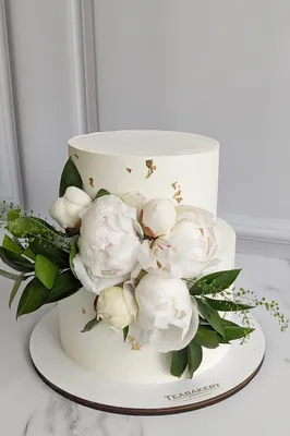 Фото свадебного торта с пионами, доступное для скачивания