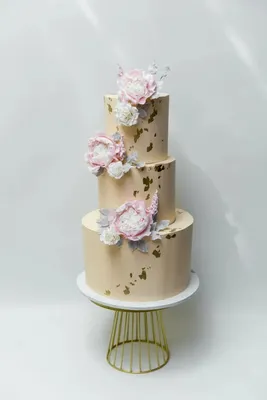 Фотка свадебного торта с пионами высокого качества