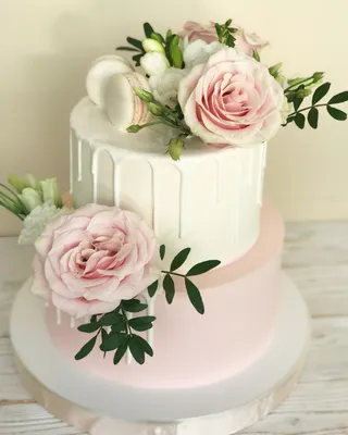 Изображение свадебного торта с пионами на выбор