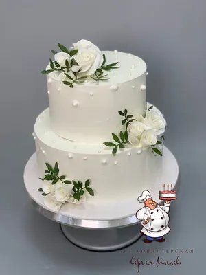 Фотка свадебного торта с пионами на фоне природы