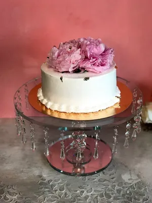 Картинка свадебного торта с пионами в webp для веб-страницы