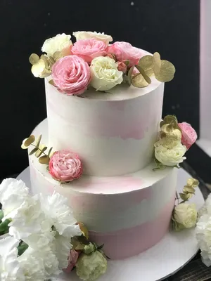 Фото свадебного торта с пионами для использования в медиа