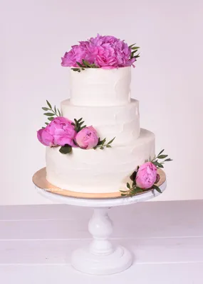 Фотка свадебного торта с пионами в замечательном качестве