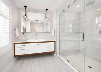 Фото светлой ванной комнаты с зеркальными поверхностями