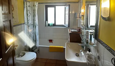 Фото светлой ванной комнаты с растительными мотивами