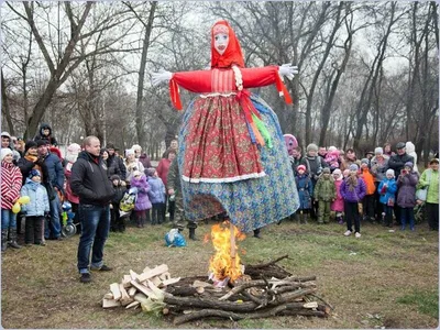 Фотографии с традиционным обрядом сжигания чучела