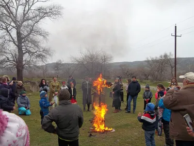 Загадочные фотографии с масленицы: момент сжигания чучела