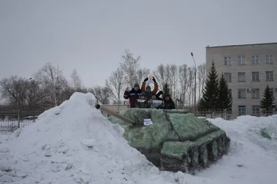 Скачать арт-фото танка из снега.