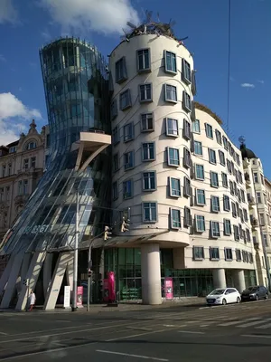 Символ творчества: удивительные фото Танцующего дома в Праге