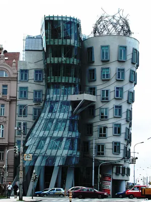 Фото Танцующего дома в Праге в формате GIF
