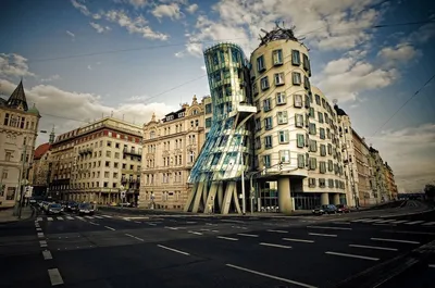 Арт-образ танцующего дома в Праге: обоями на Windows, чтобы создать потрясающую атмосферу