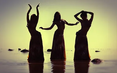 Уникальные снимки танцующих девушек со спины