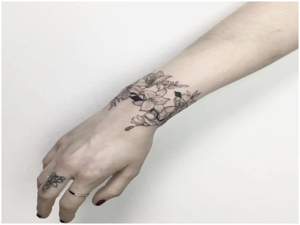 Тату браслет на руке или на ноге: эскизы и фото татуировок | ArtOfPain