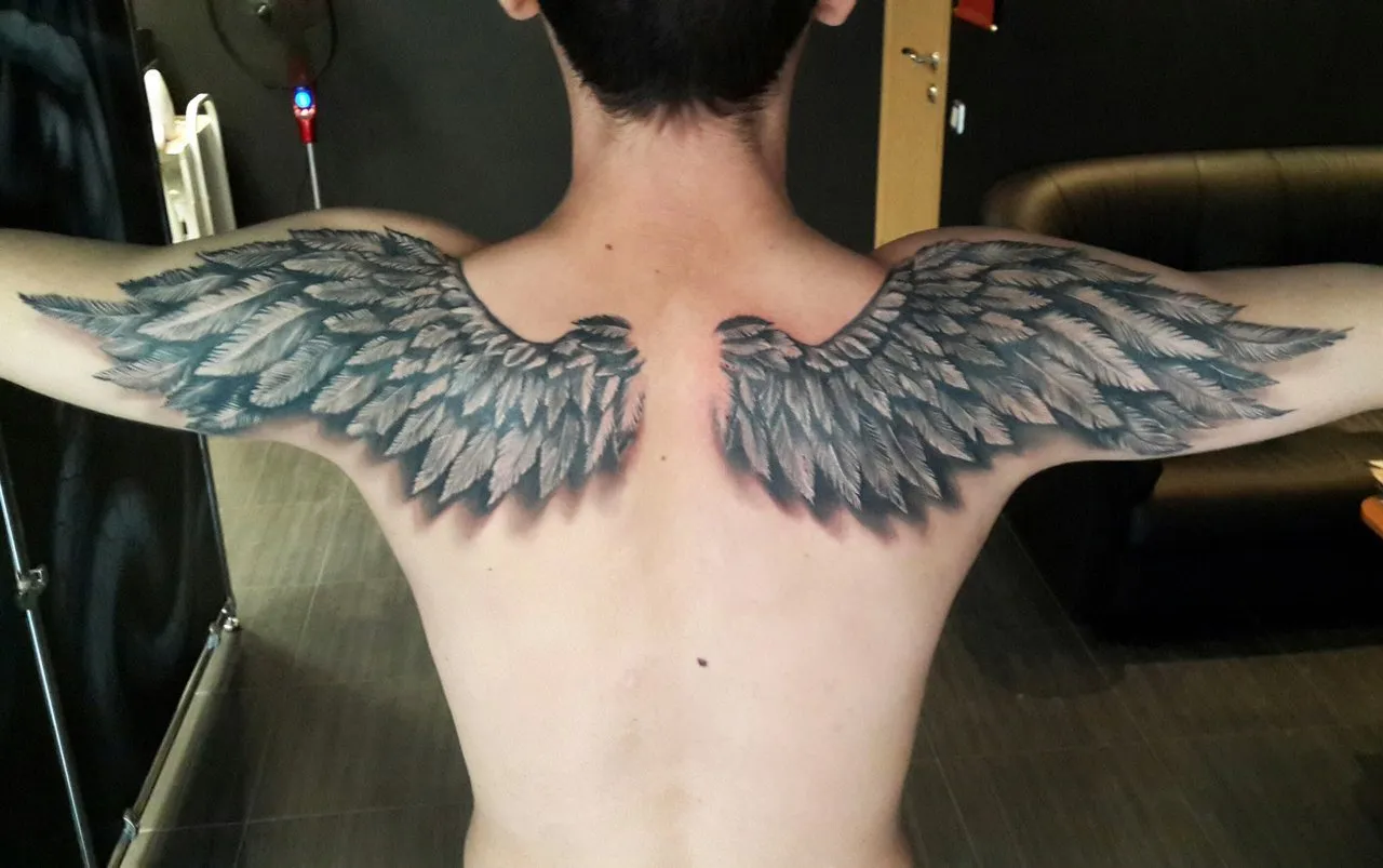 Крылья на спине у мужчин