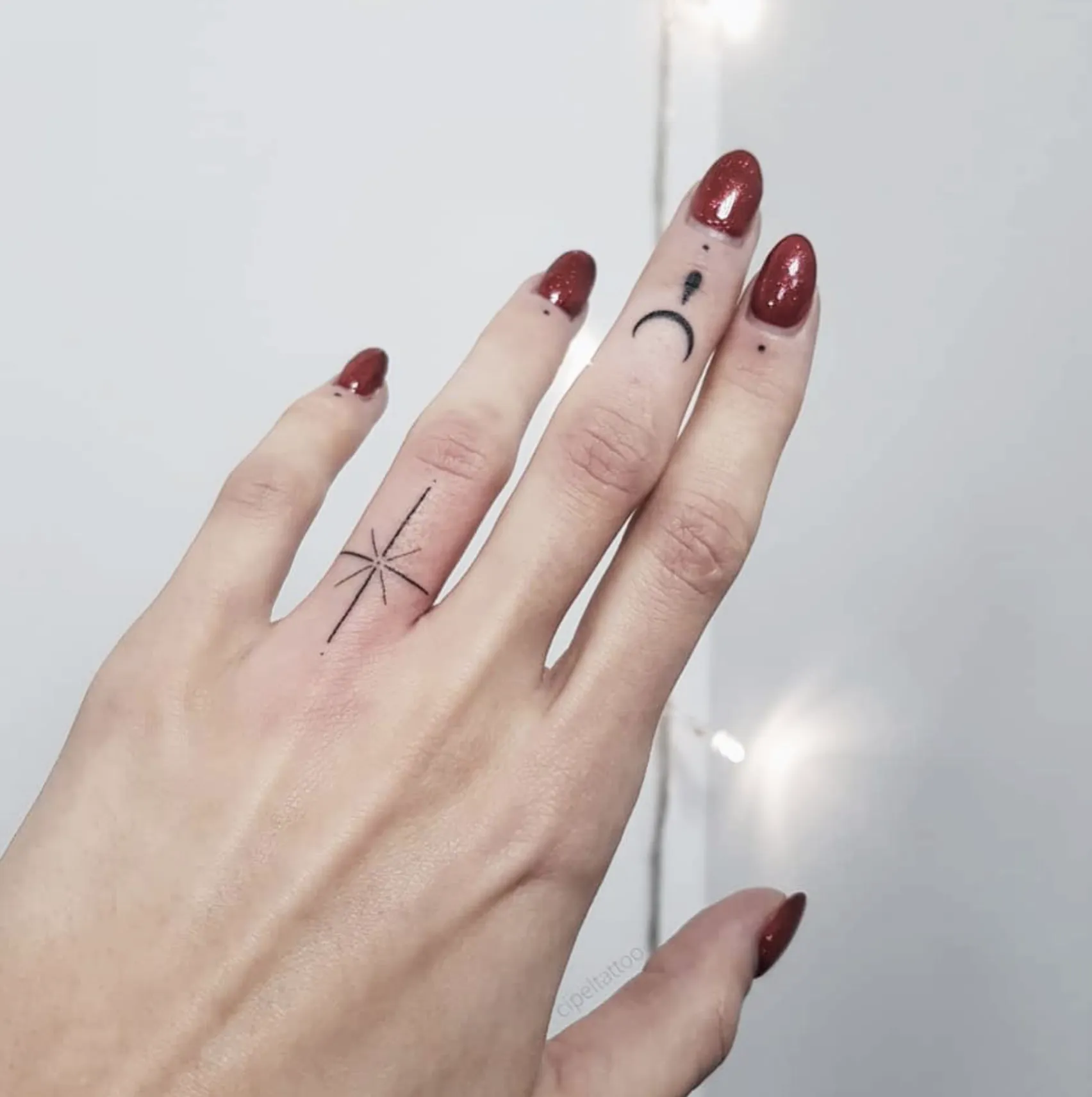 Маленькие татуировки на пальце (59 фото)