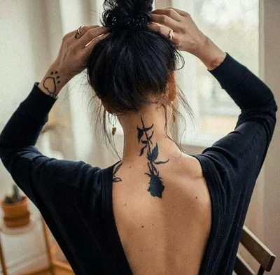 Шикарные татуировки на шее у девушек сзади