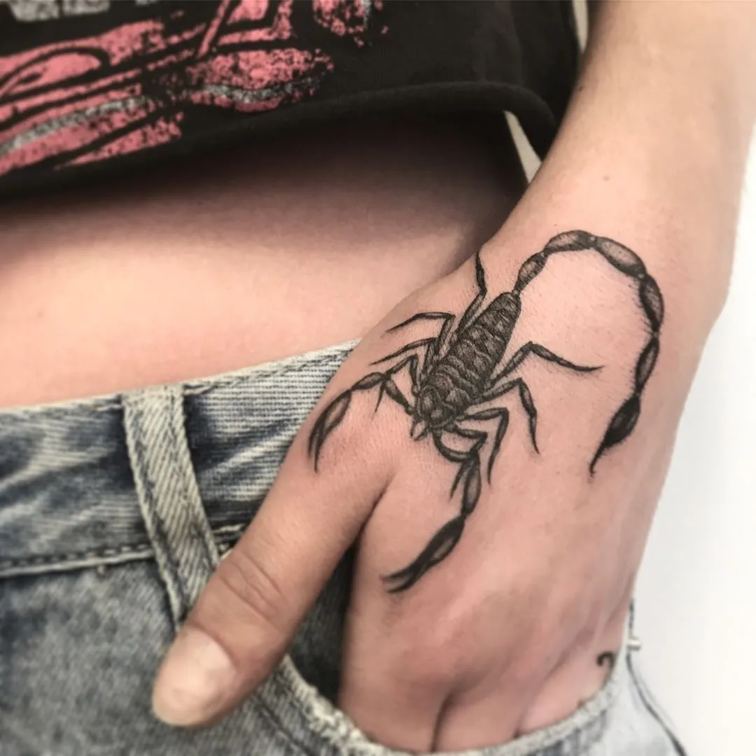 Символ силы и врачей: Татуировка в виде скорпиона