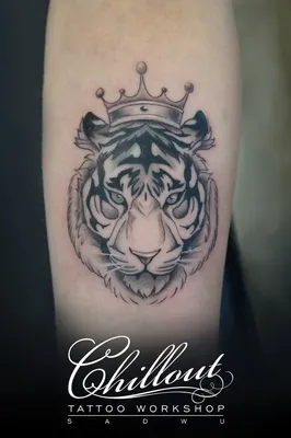 Потрясающая картинка татуированного тигра на груди