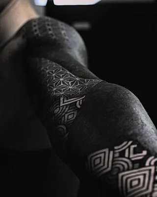 Тату в стиле блэкворк: выберите свою уникальную композицию https://example.com/tattoo-blackwork/11