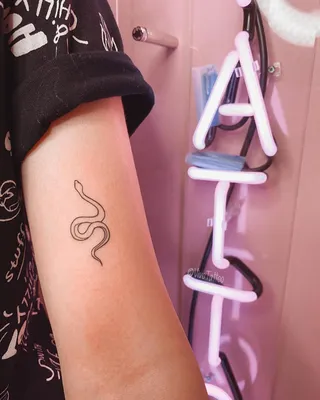 Фото татуировок змей для девушек: провокационные идеи