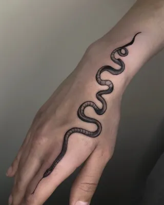 Изображения татуированных змей для девушек: величественность и красота