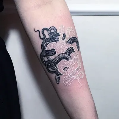 Фото татуировок змей для девушек: искусство и самовыражение