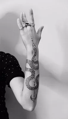 Фото татуировок змей для девушек: символы силы и змеиного обаяния