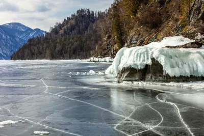 Узоры льда: Зимние красоты Телецкого озера на фото