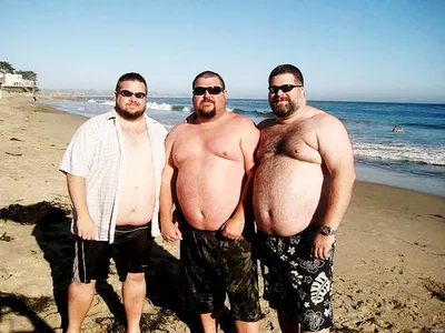 Толстые люди на пляже: выберите изображение в разных размерах