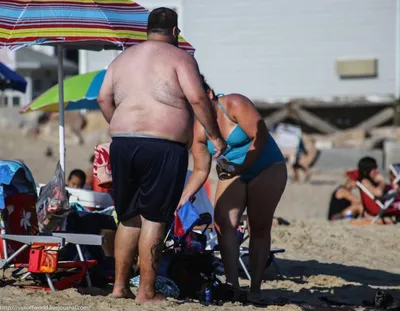 Новые изображения толстых людей на пляже