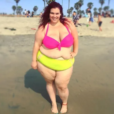 Летние кадры: фото толстых людей на пляже