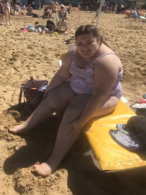 Фотографии с пляжа: толстые люди на отдыхе