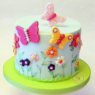 Бабочки на торте: PNG изображение с детализированными разнообразными оттенками