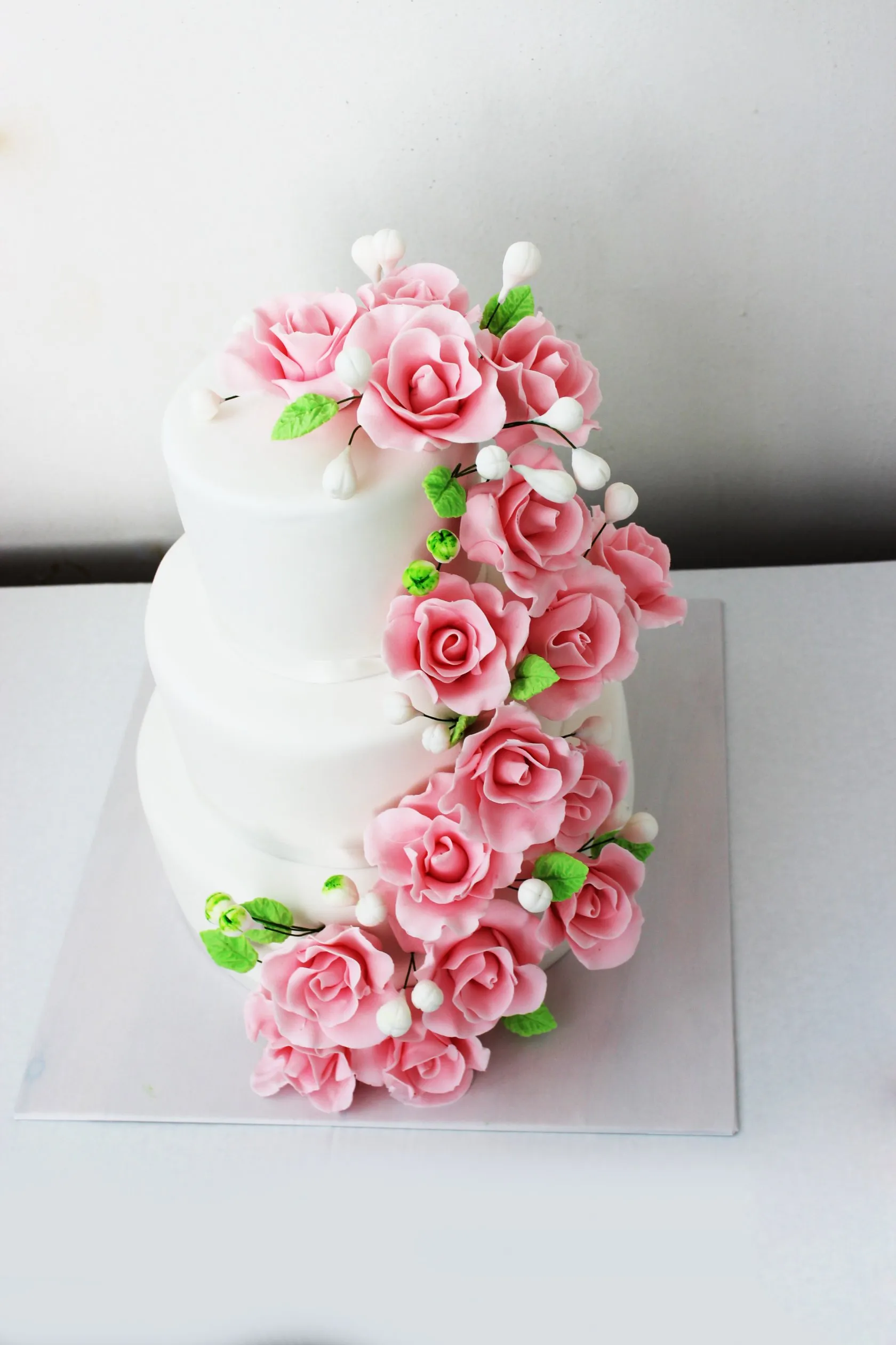 Купить «Красивый торт в виде розы из мастики» № с доставкой в Москве | Торты с Розами на заказ