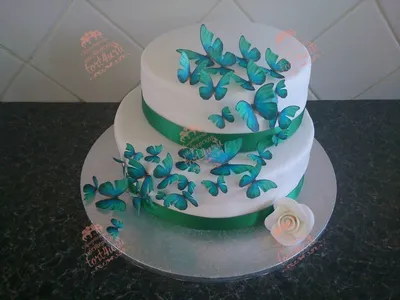 Великолепная фотография торта с прекрасной бабочкой