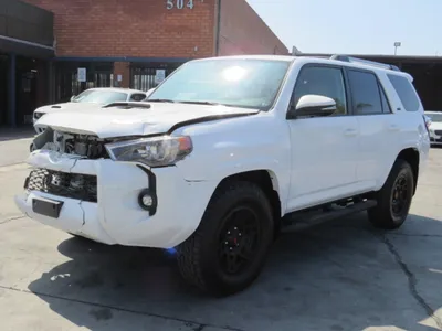 Фото Toyota 4Runner 2023 с темными окнами